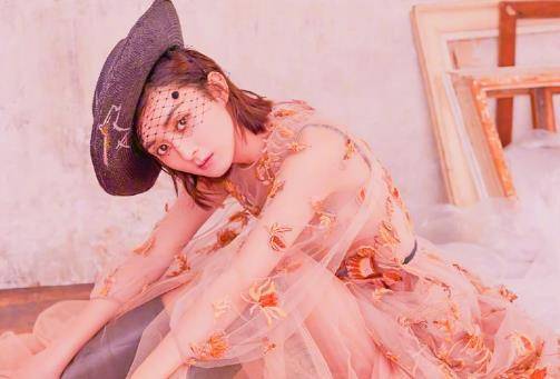 赵丽颖穿珍珠流苏裙光脚丫躺在沙滩上,看清腿长:确定认真的?