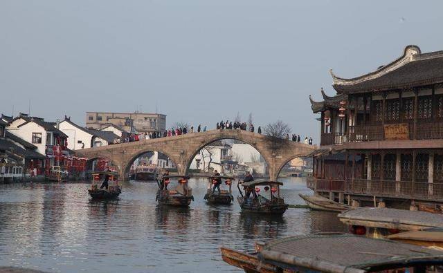 上海有一座古镇，位于淀山湖畔，小桥流水人家，宛如一座江南水乡