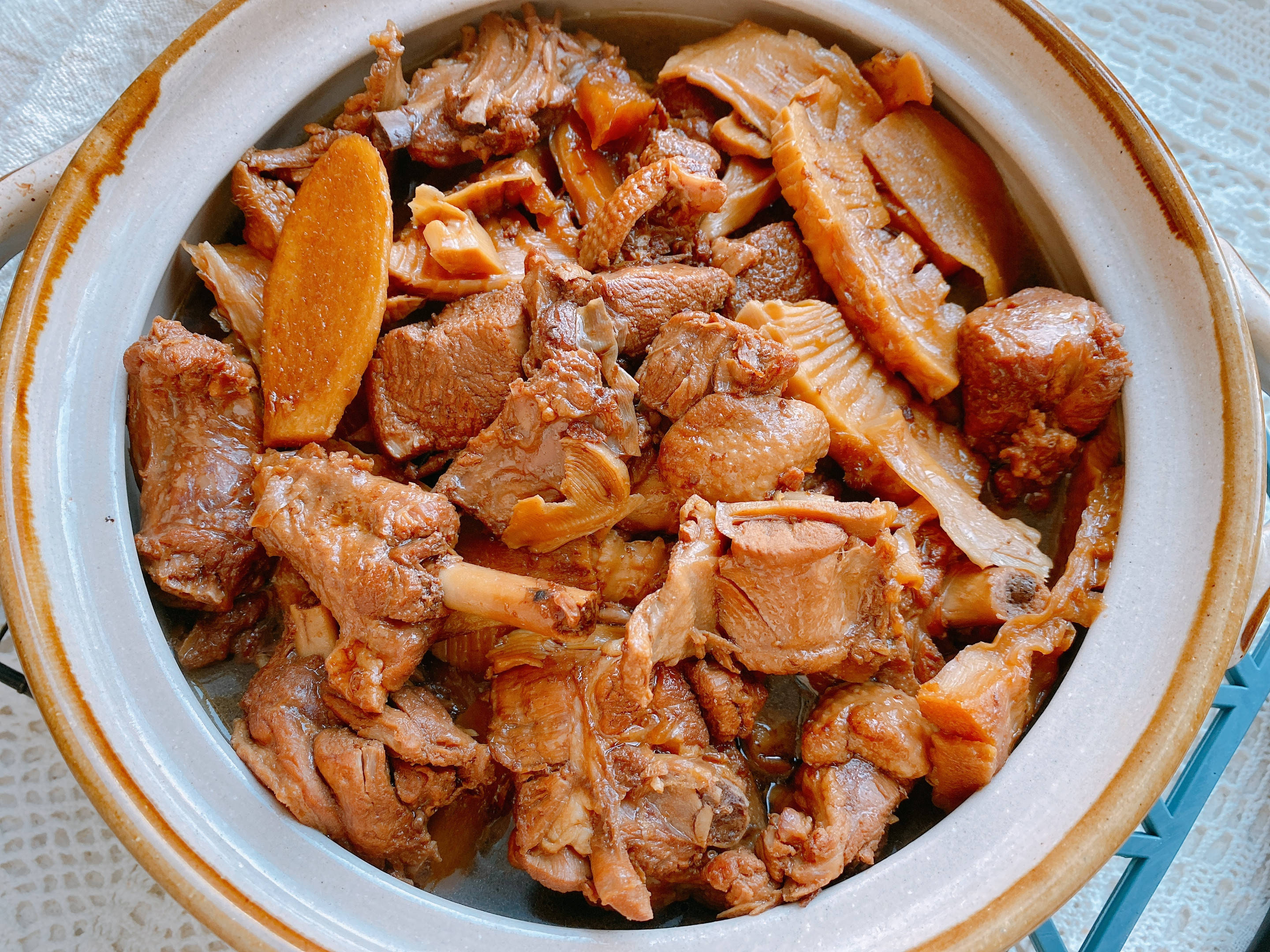 鸭肉最好吃的做法,咸香入味,肉质酥软没有腥味,适合冬天炖一锅
