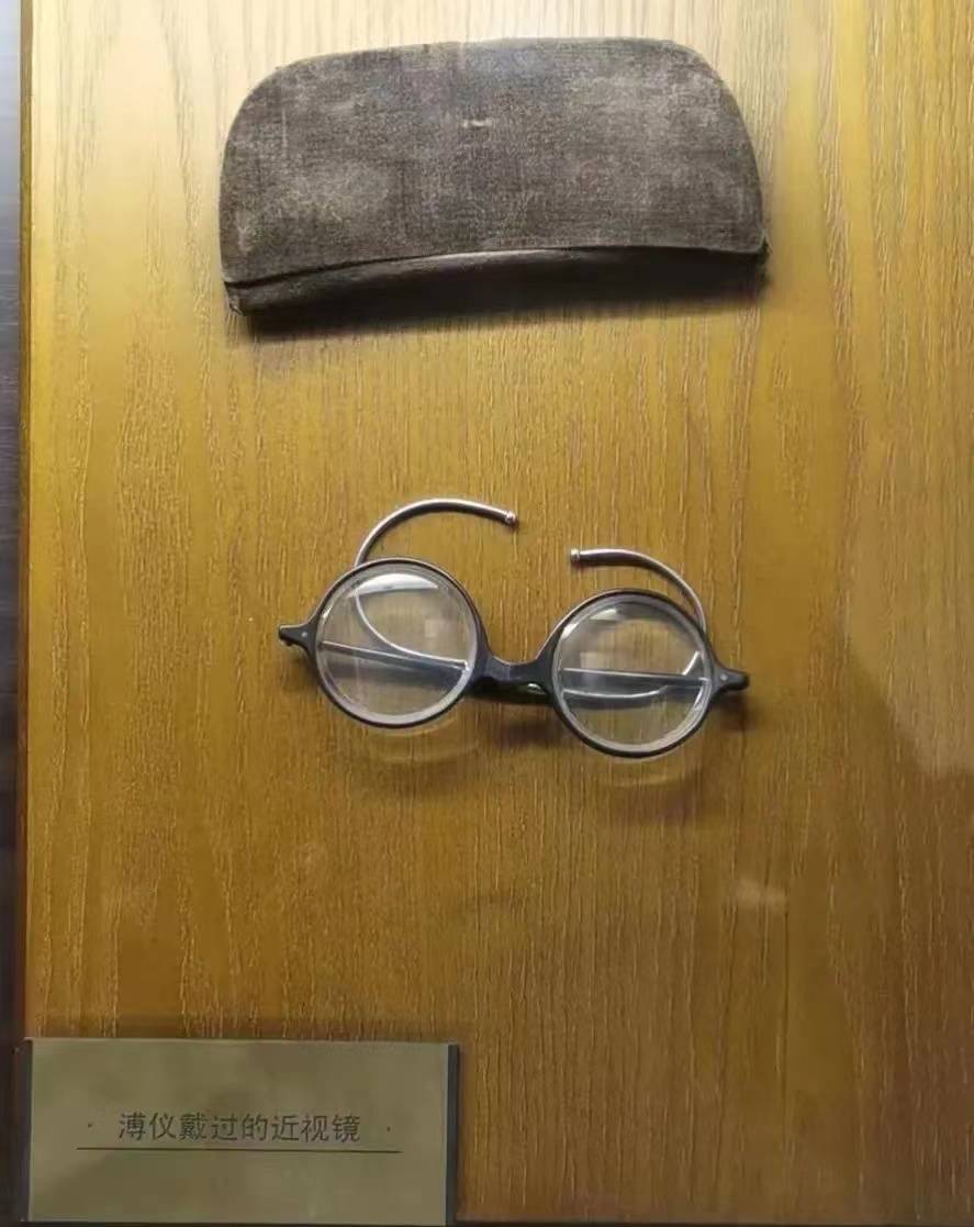 明末张自烈《正字通》提到:"叆叇"即为眼镜,作为溥仪的偏爱,它曾是