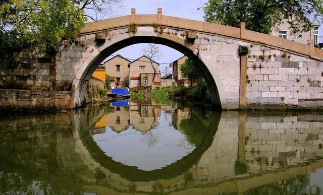 上海有一座古镇，位于淀山湖畔，小桥流水人家，宛如一座江南水乡