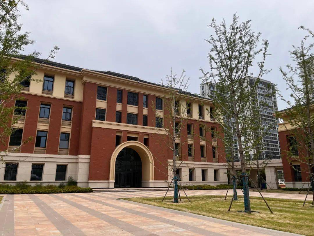 淮北市西园中学建于1999年,是市教育局直属的一所完全初级中学.