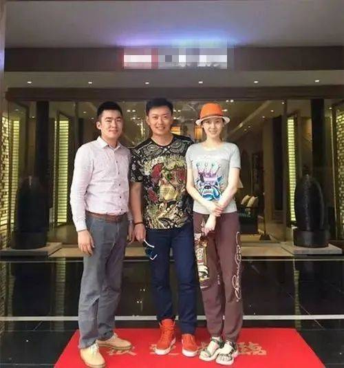 《武林外史》沈浪发际线后移,晒与老婆漫步合照,两人似父女!