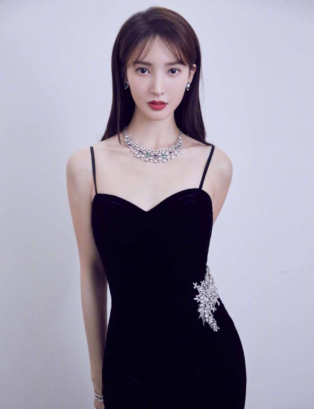 金晨电影发布会穿抹身材皮裙,这身材没谁了,帅气不失时尚妩媚_黑色