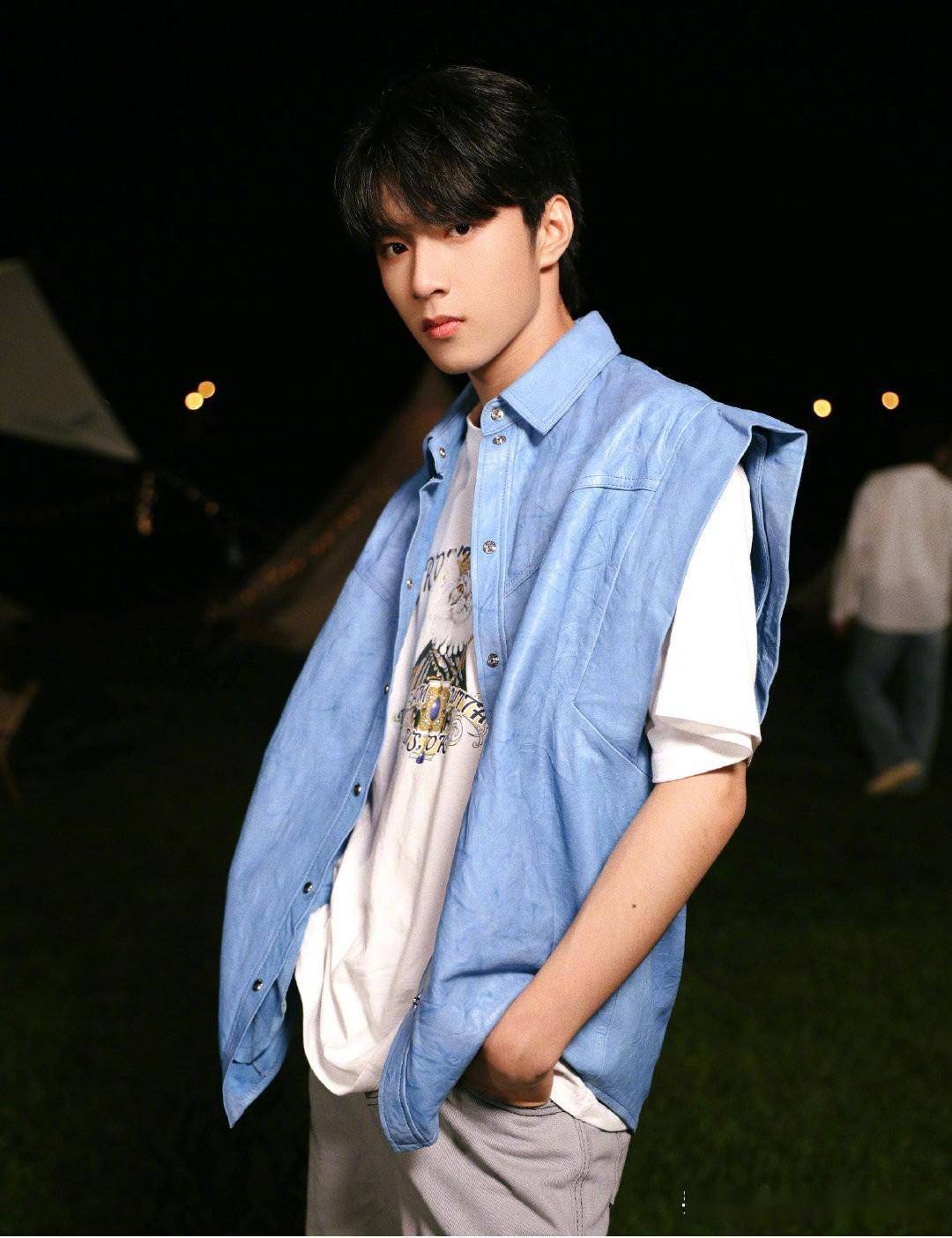 刘耀文最新穿搭照,白色t恤搭配牛仔背心,酷帅有型~ 676767_酷帅