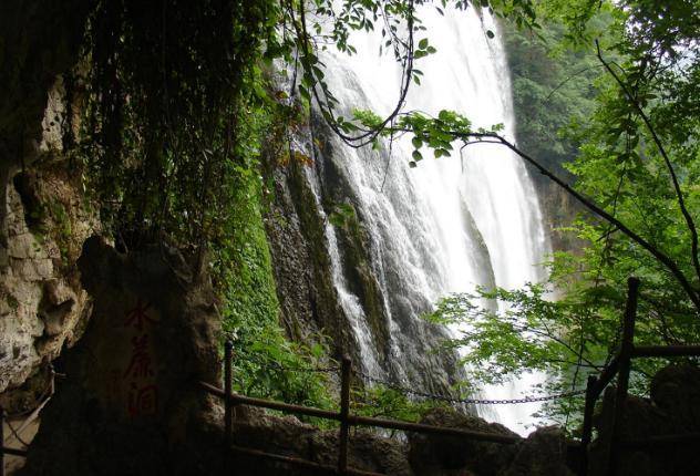 贵州有一著名风景区，集秀、险、奇、雄为一体，可欣赏18个瀑布！