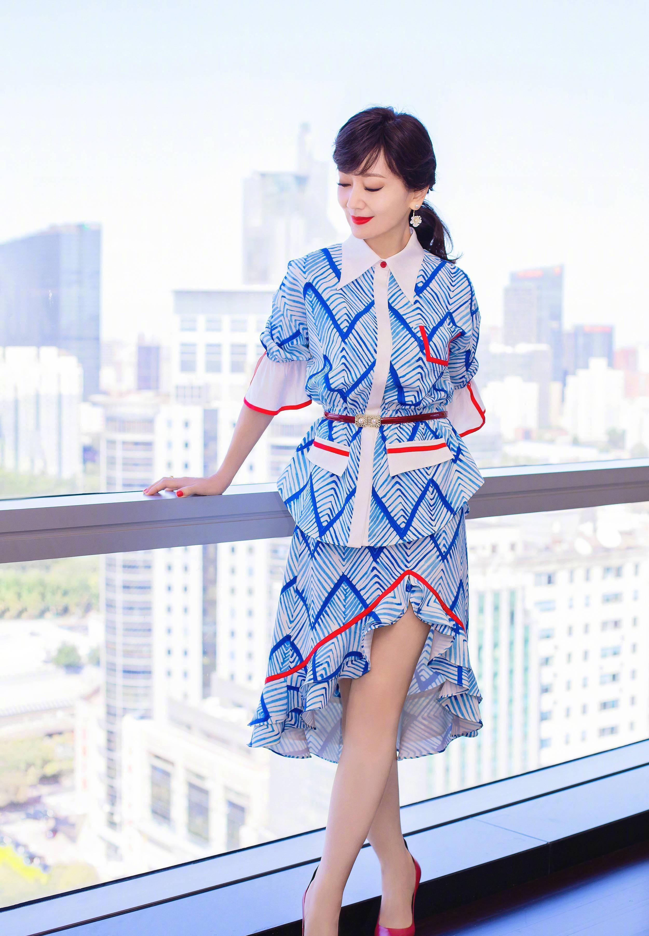 混纺材料的服装穿在身上能体现出高贵感,赵雅芝用一款简短的裙子设计