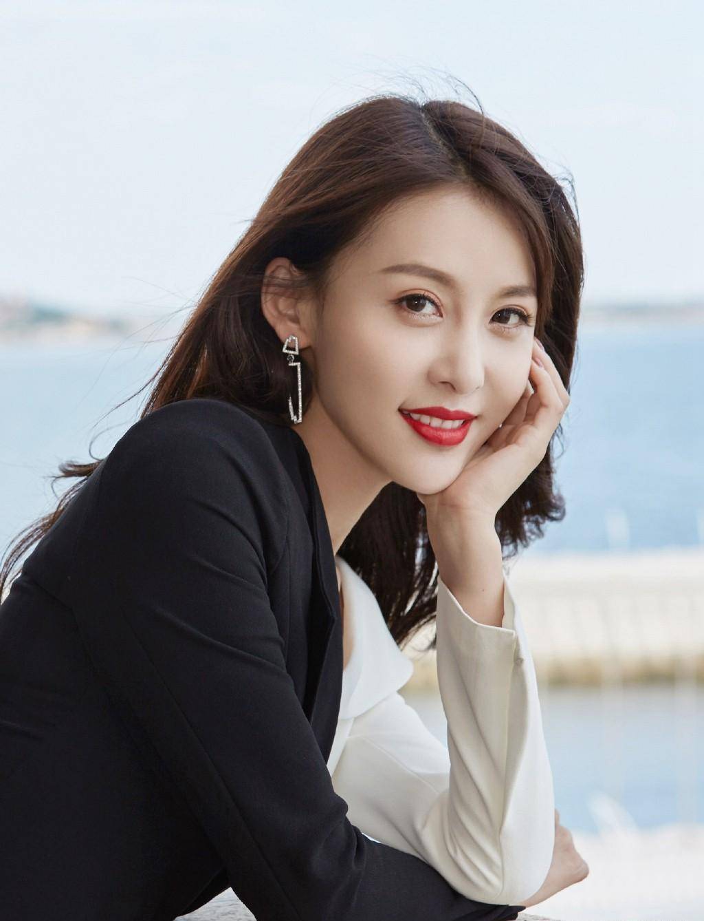 33岁贾青能把西服穿出凹凸感,个性出彩魅力足,不愧是男神收割机_造型