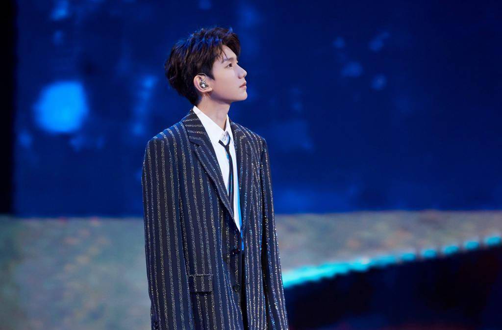 王源818晚会造型写真释出 穿亮钻条纹西装十足俊朗少年_无敌_飘带_系