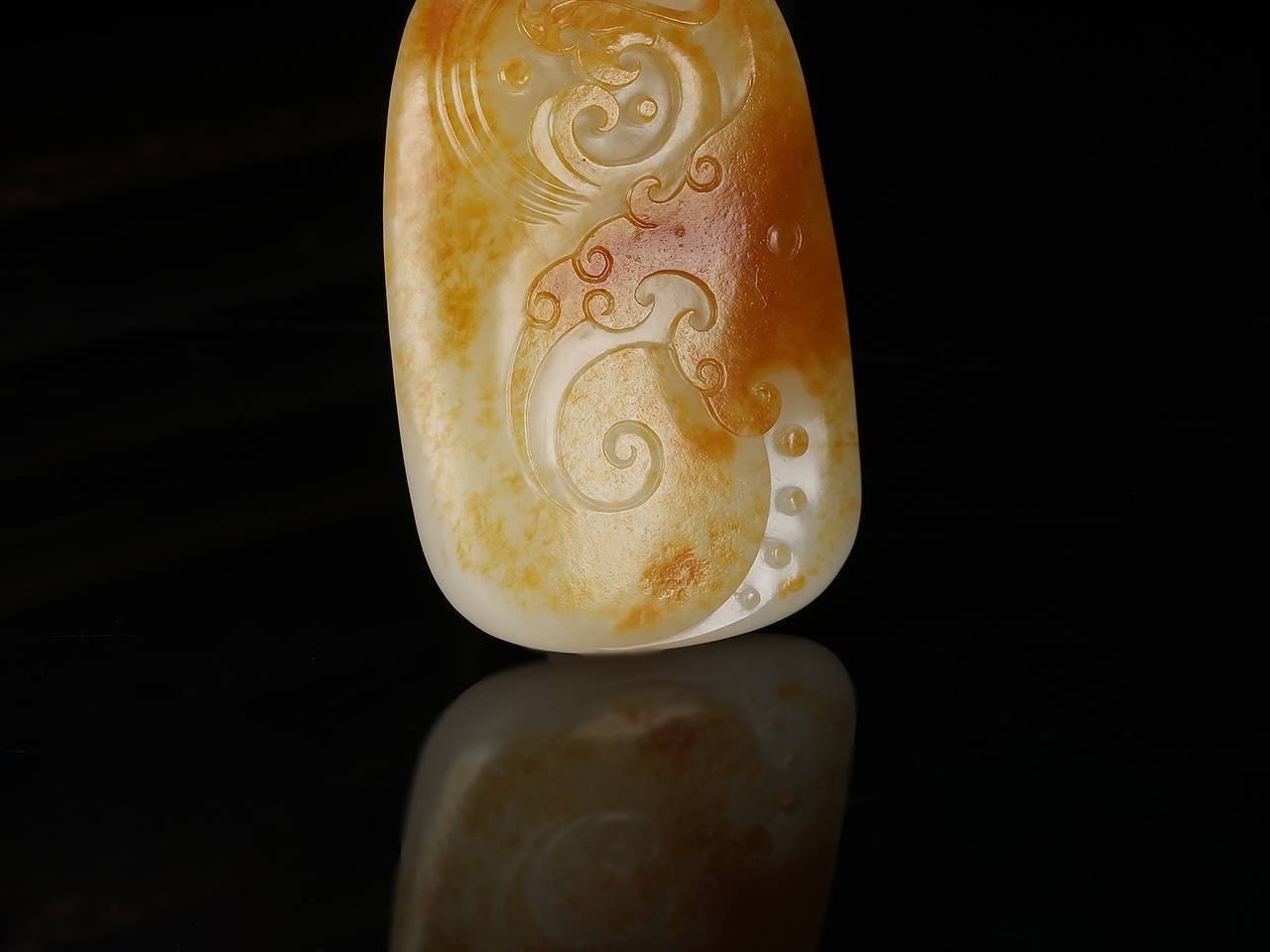 螭龙身下流动感的祥云卷纹既赋予了整件作品仿古的意韵,又使得各题材