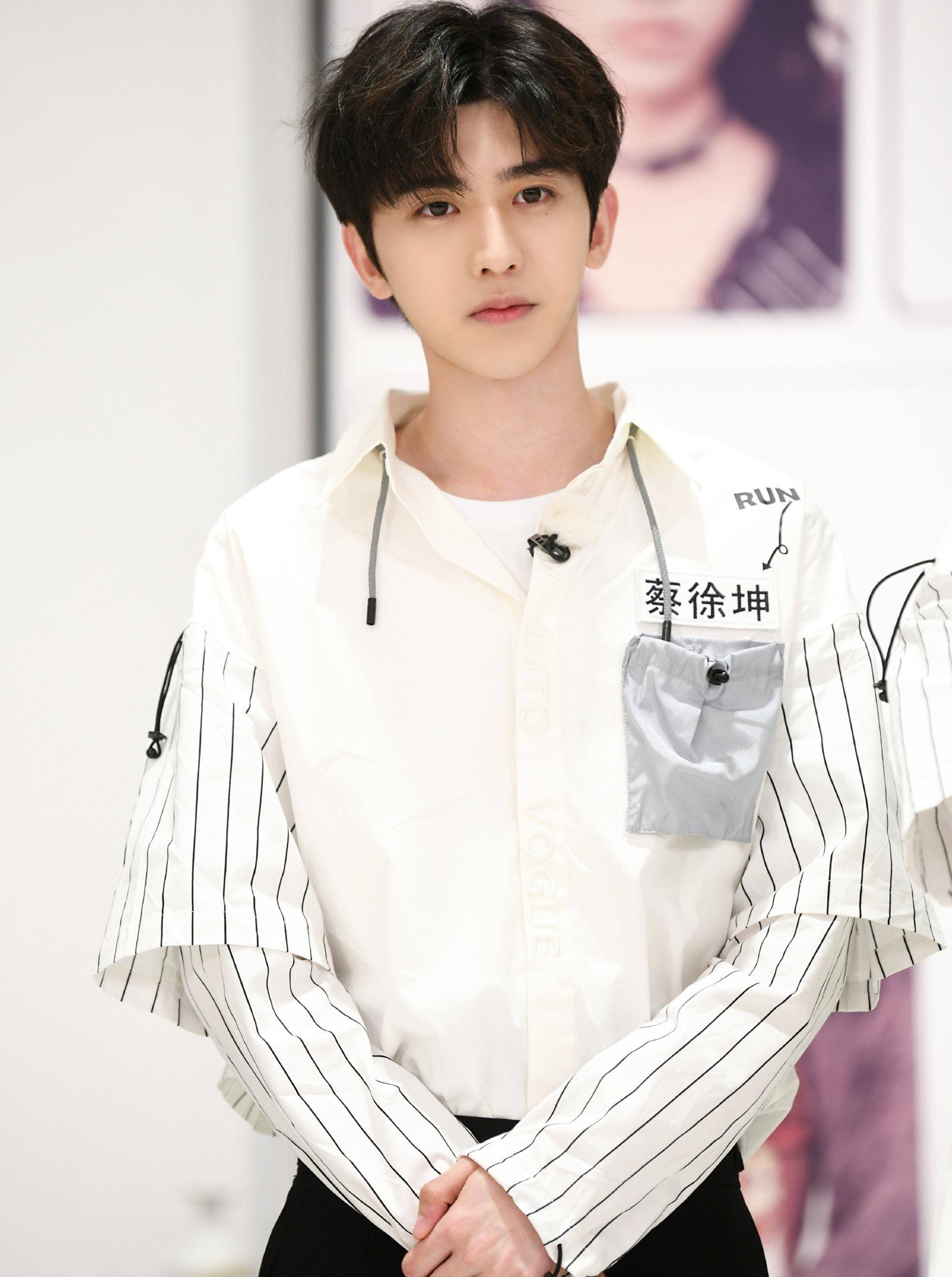 蔡徐坤王琳凯穿时尚夏日衬衫,一个青春阳光,一个帅气有型_白色_黑色