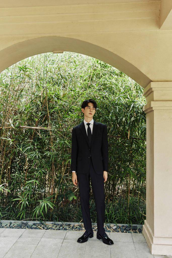 于朦胧黑色西装造型写真释出 身材高大挺拔尽显阳光正气