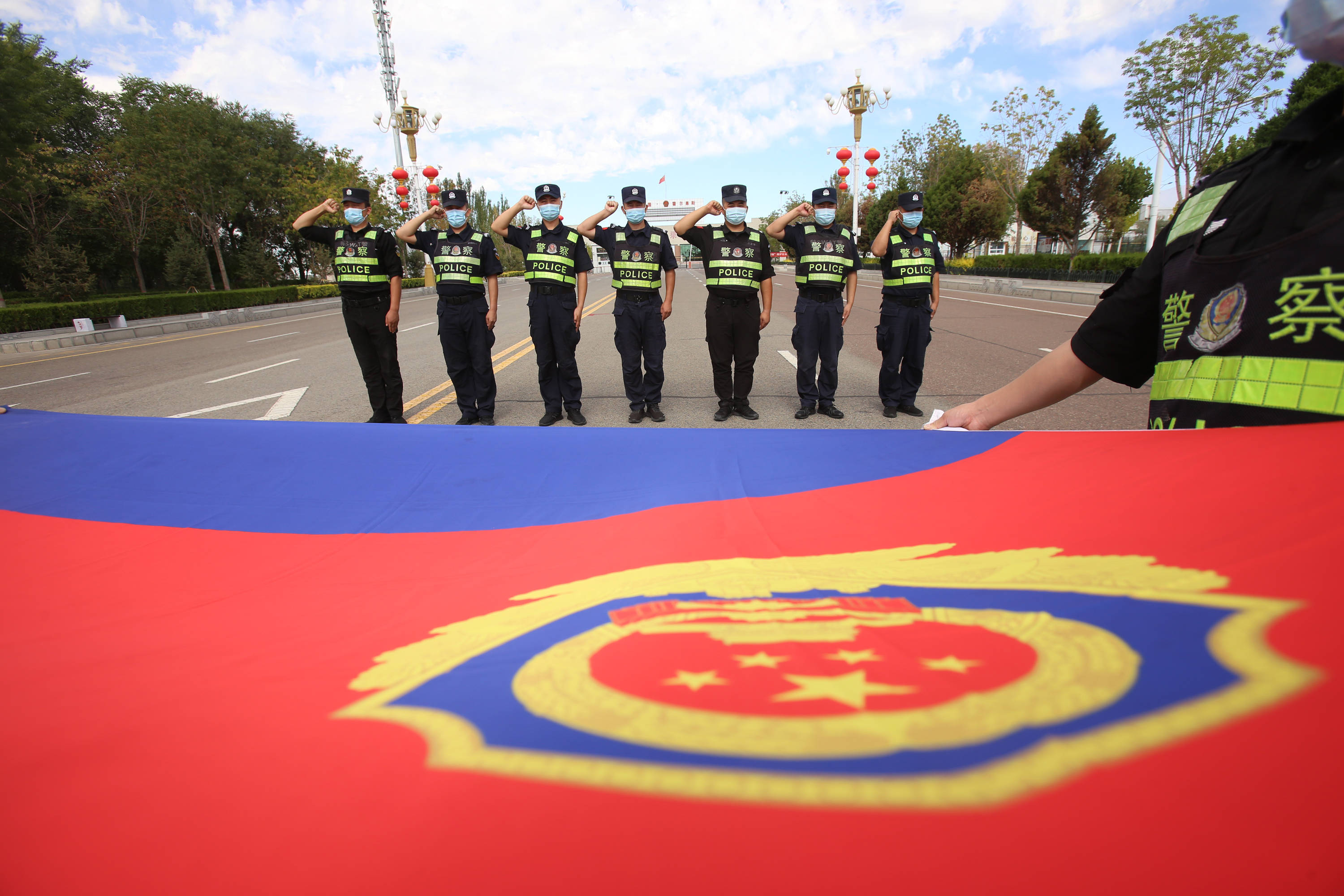 新疆霍尔果斯:警旗飘扬在岗位之上_市公安局_自治区_防疫