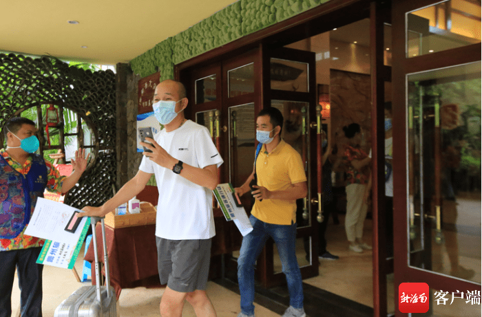 疫情速递 | 儋州市健康管理驿站首批53名滞留自驾游旅客启程返乡