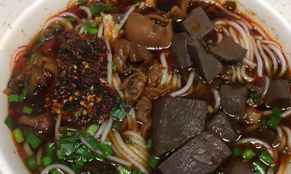 昆明这家肠旺米线店,前前后后搬过4次家,搬哪都火,客人撵着吃_店里