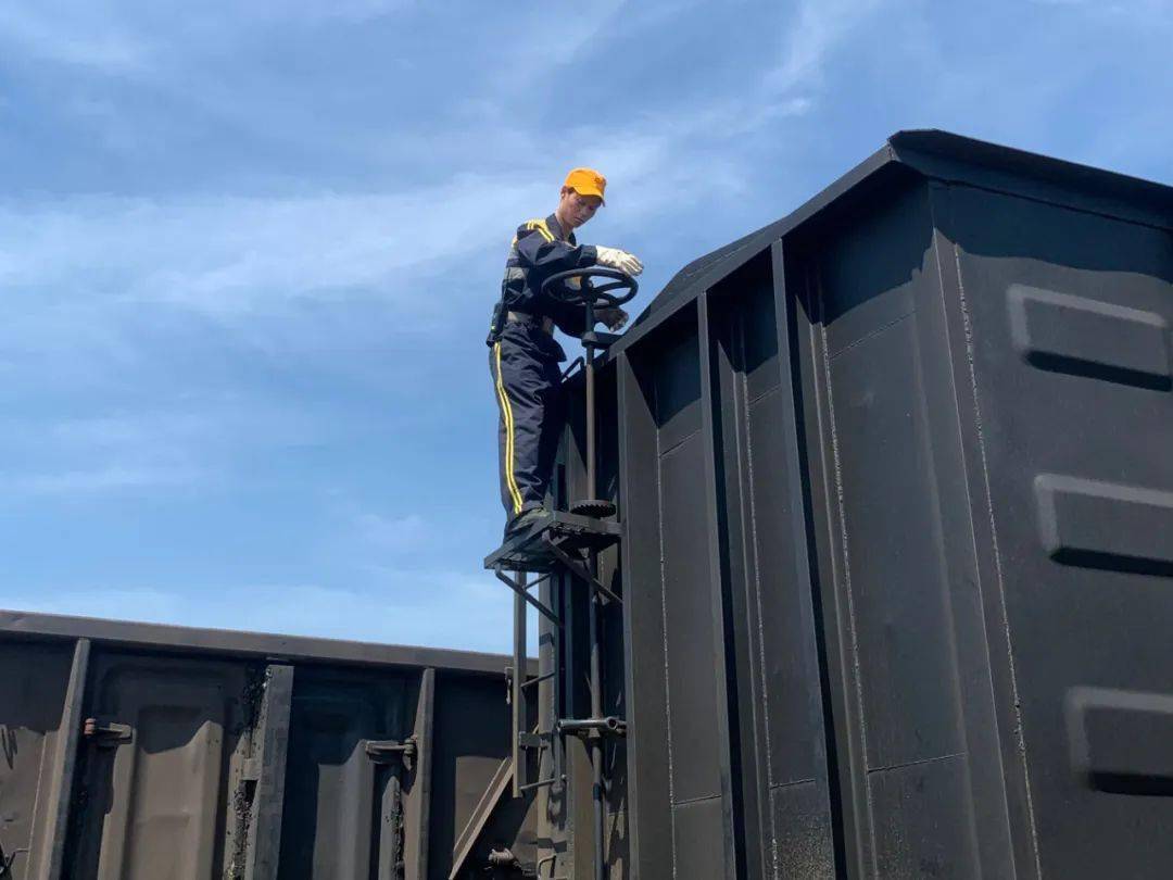 为了防止中暑,单位为连接员配发了"藿香正气水""十滴水"等药物.