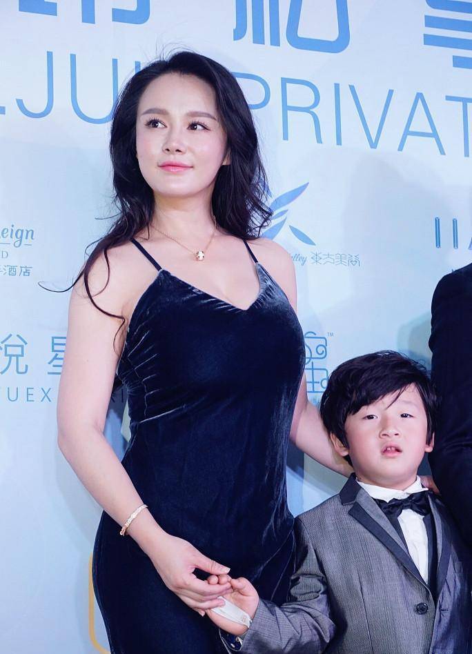 冉莹颖可真敢穿 金色吊带保不住丰腴身材 一根肩带好"惊险"_风格_服装