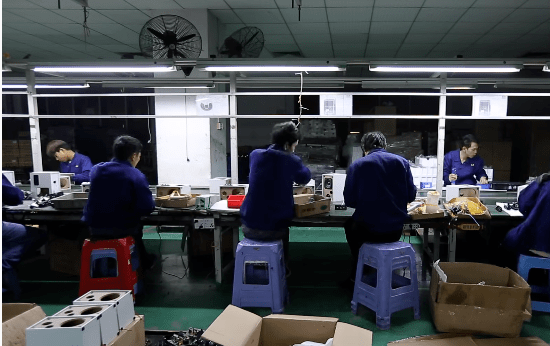 暑假丨00后流水线暑假工:"进过工厂后,我觉得学校是天堂!