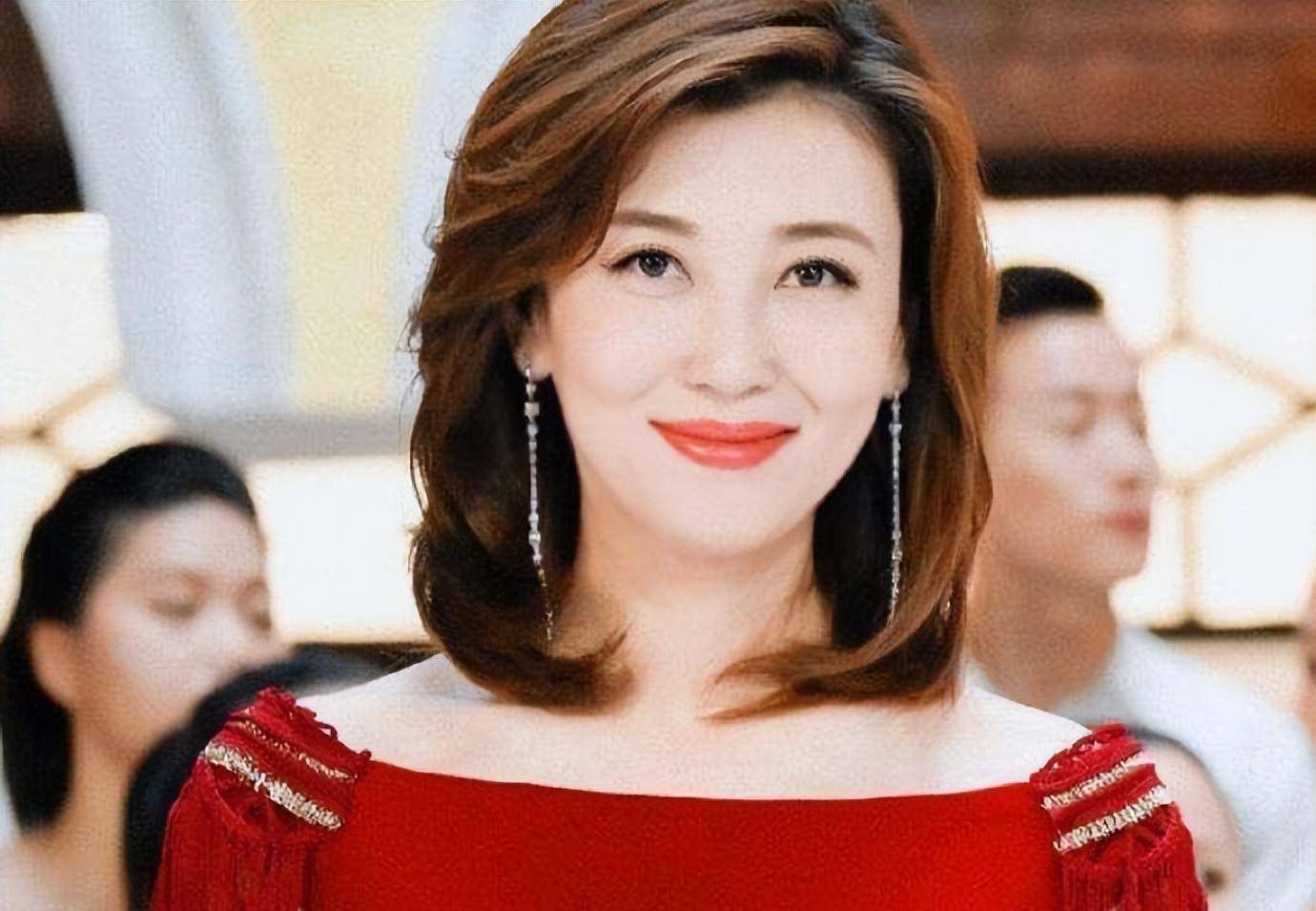 央视美女主持李红:初中被迫辍学,经历逃婚,如今仍美丽大方_国民_节目