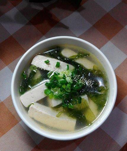 晚餐来点清淡的:紫菜豆腐汤,健康有营养,喝一碗,连米饭都省了_老姜