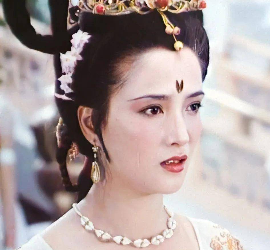 又或是何晴扮演的秦可卿,在凡间她艳丽明媚,头上戴着各色簪钗,自有