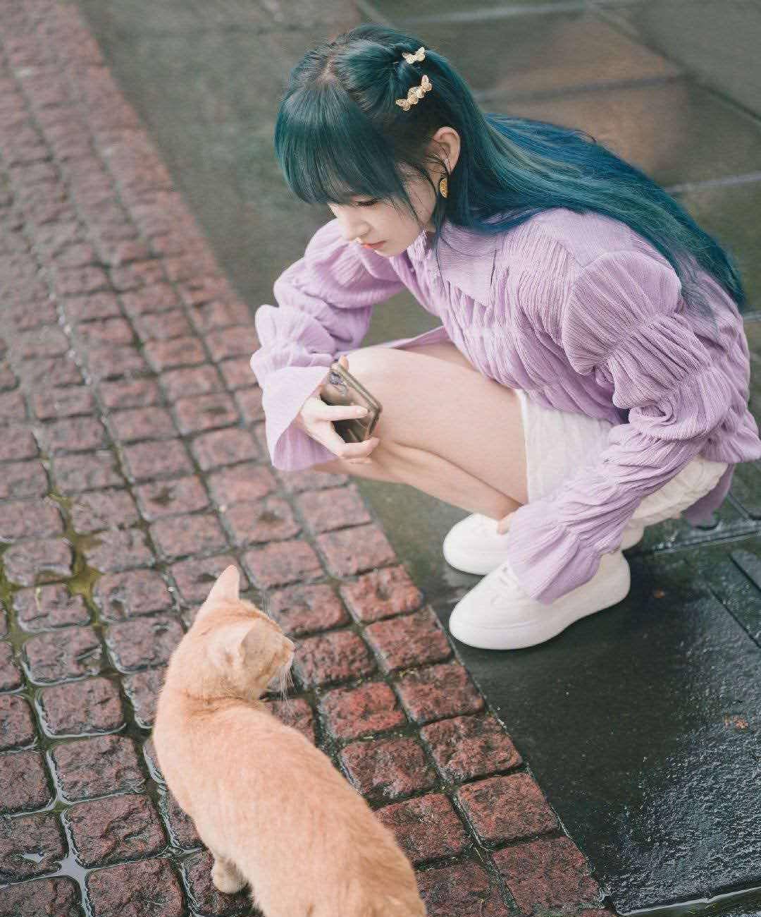 "二次元少女"程潇,孔雀蓝发色"打破次元壁",还有经典齐刘海_百褶_造型