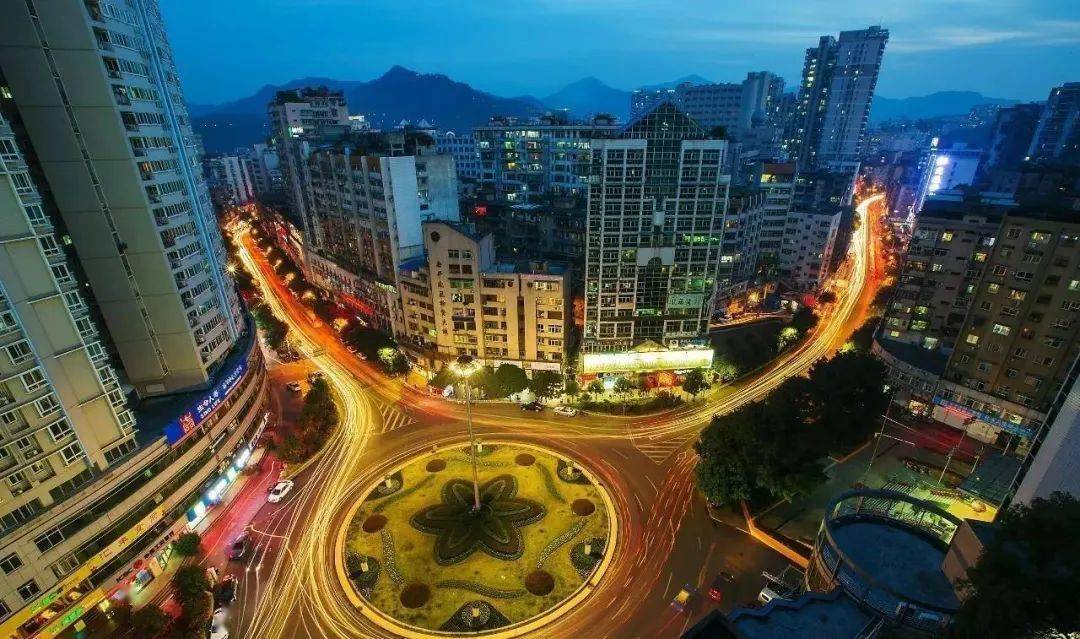 延平城还以其迷人的夜景遐迩闻名,素有小重庆之称.