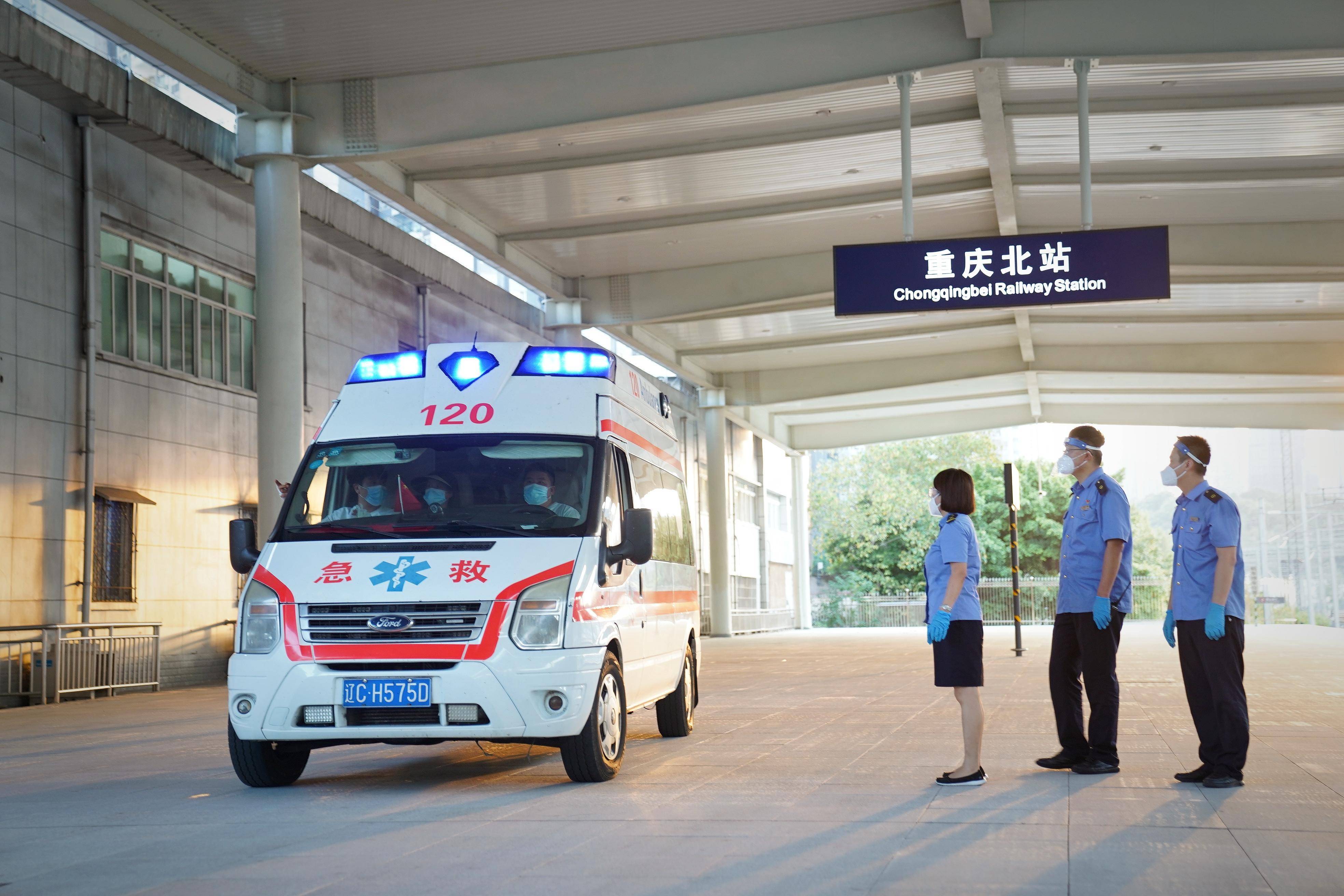 交廣會客廳|跨越千里的生命接力_重慶北站_站臺_救護車