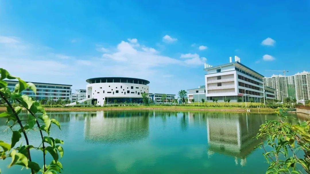 广技师;而到了2018年12月4日,教育部批准学校更名为广东技术师范大学