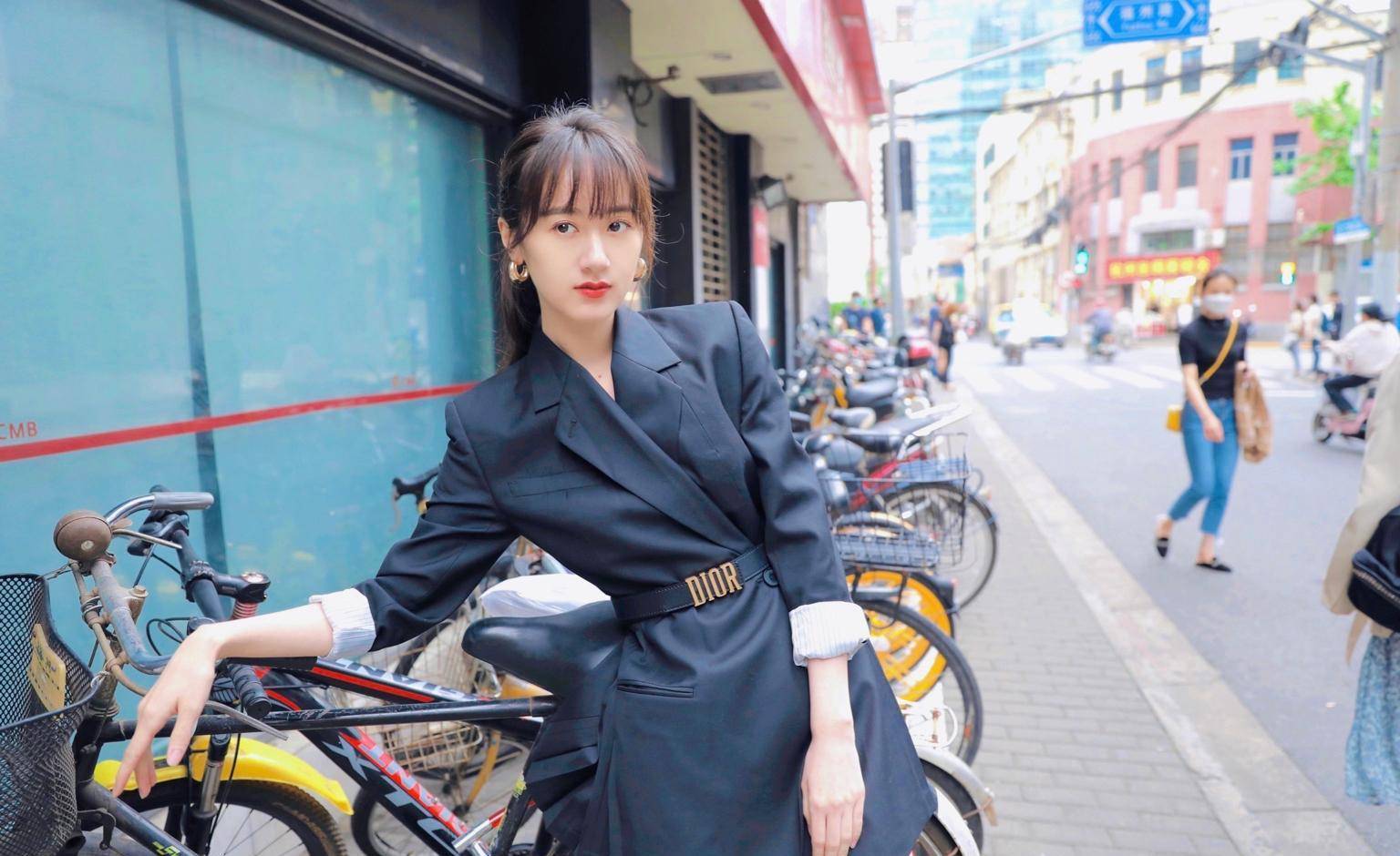 袁冰妍换风格后更撩人了,西装拼接百褶元素,秀"漫画腿"很帅气_时尚_穿