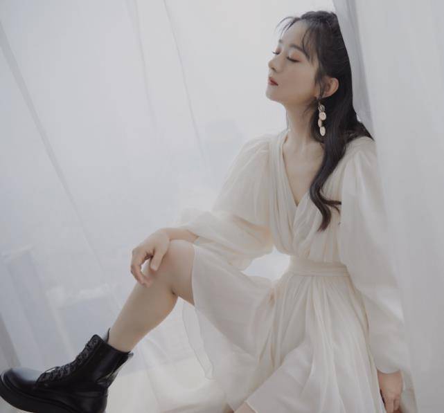 赵丽颖被摄像师要求抬腿坐,谁注意她"防狼坐姿"?