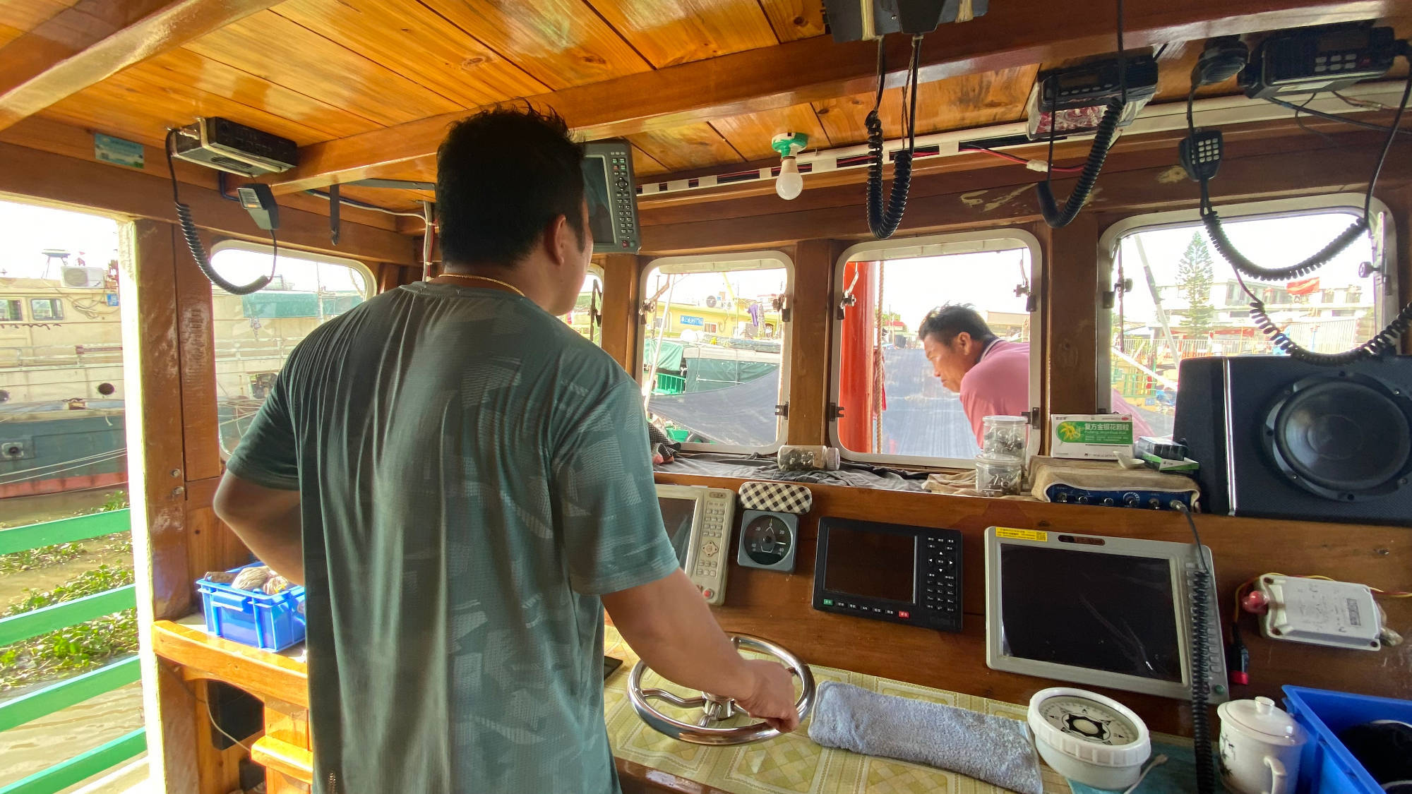 年轻渔民与城市的距离:上岸还是冒险_陆地人_渔船_海洋