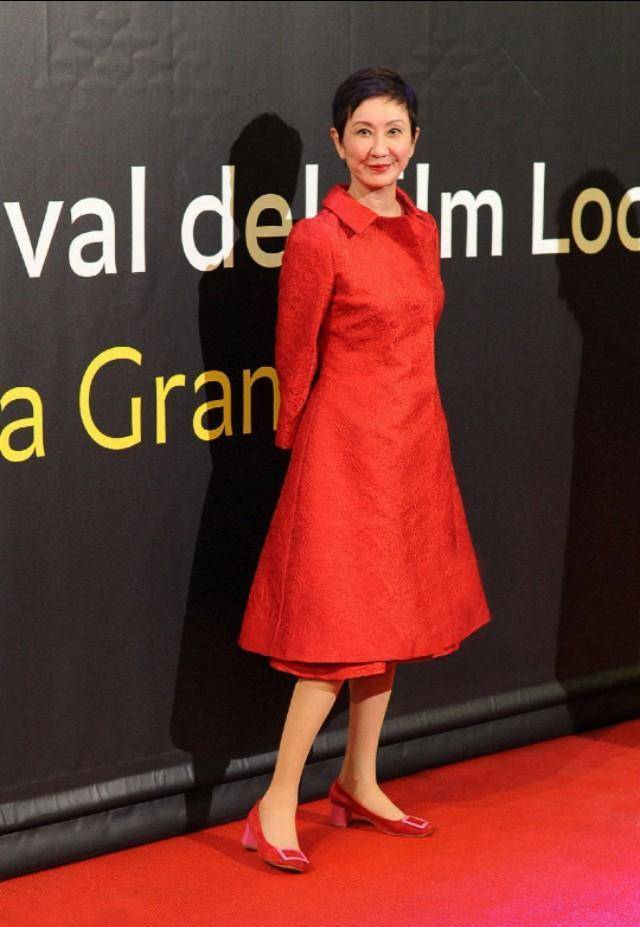 69岁的施南生身姿轻盈,穿黑色连衣裙飒爽大气,完全看不出年龄_气质_带