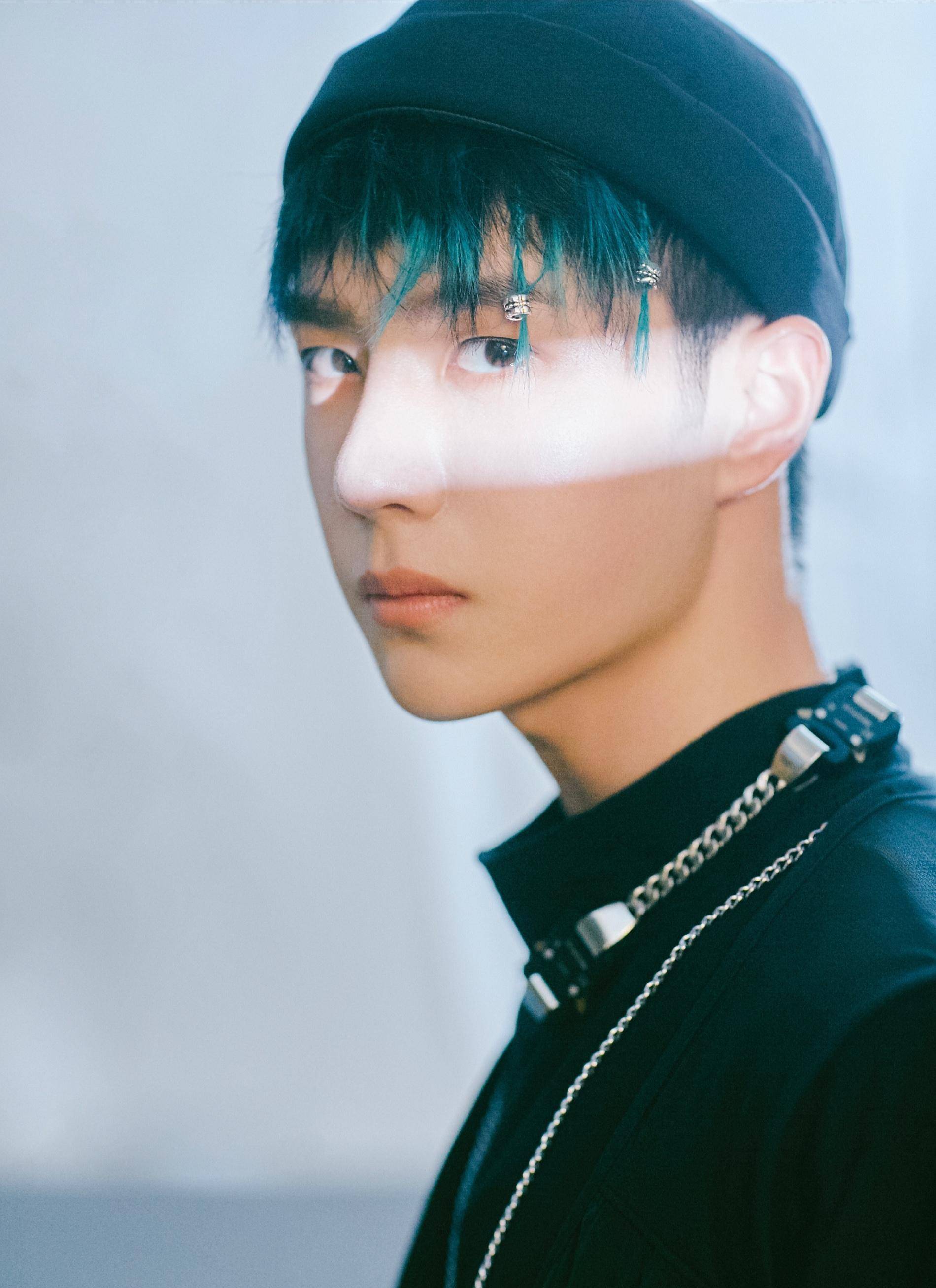 王一博又搞发型!蓝绿脏辫造型帅气满分,驾驭不同发色,这太可了