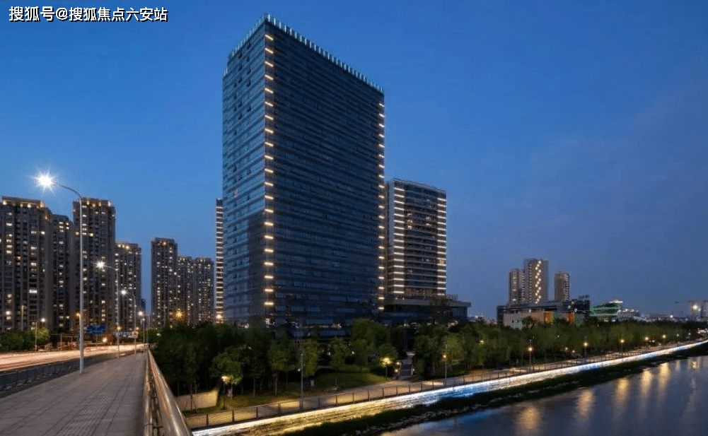 一边是奔流不息的浩瀚江景,一边是熙熙攘攘的商业中心,俯瞰而下,仿佛