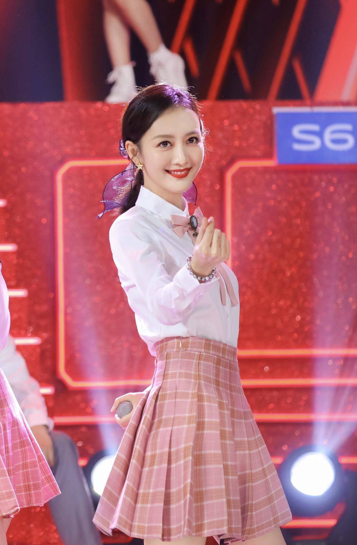 "王鸥"到国外去看秀,穿深v领连衣裙配高丸子头,气质都高级了_时尚