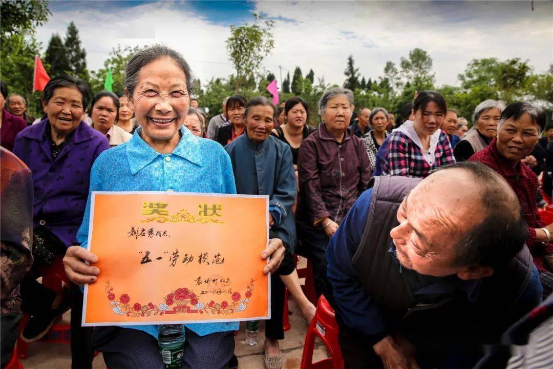 致富》王梅芬 摄《轮椅女孩的篮球梦》程红妹 摄《托起希望》吴俊红