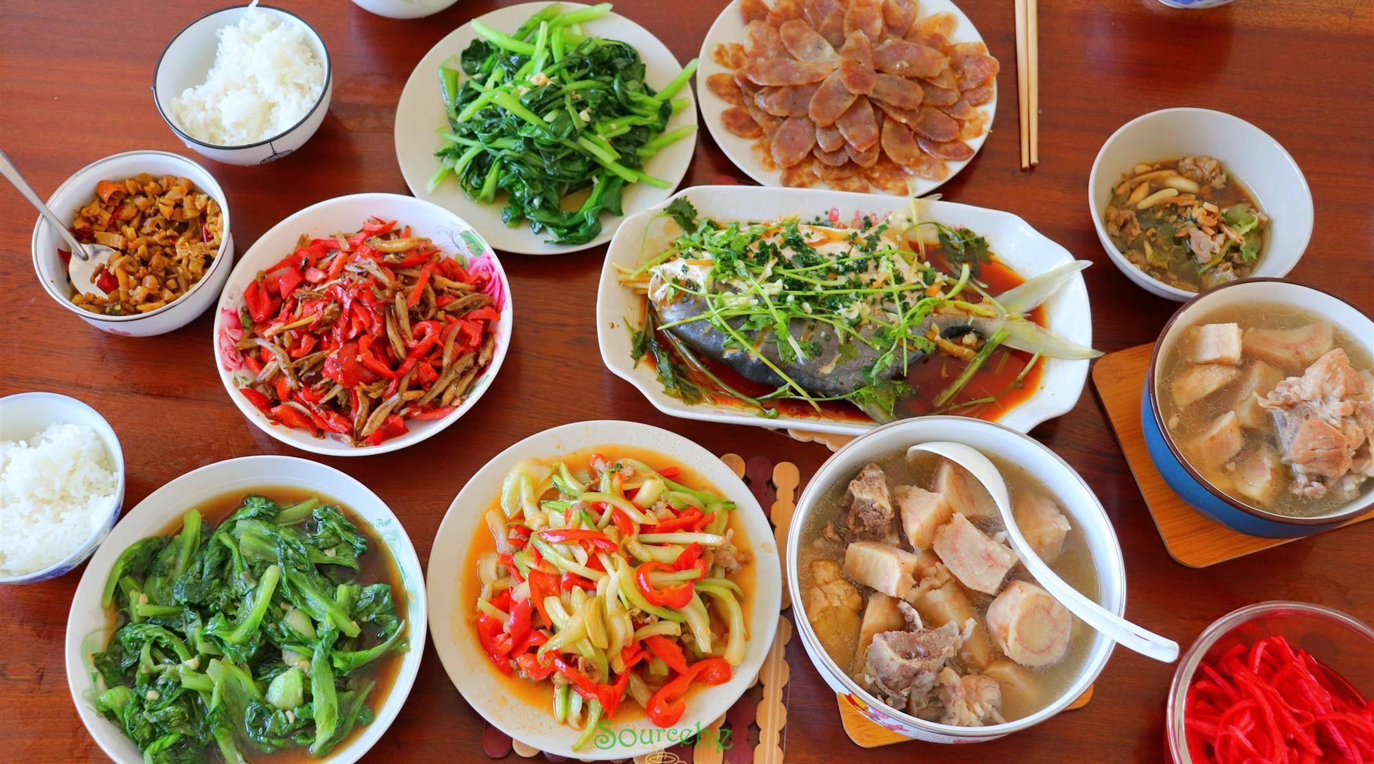 我家小年晚餐,六菜一汤,有荤有素,不足一百元,老小爱吃_大蒜_骨头