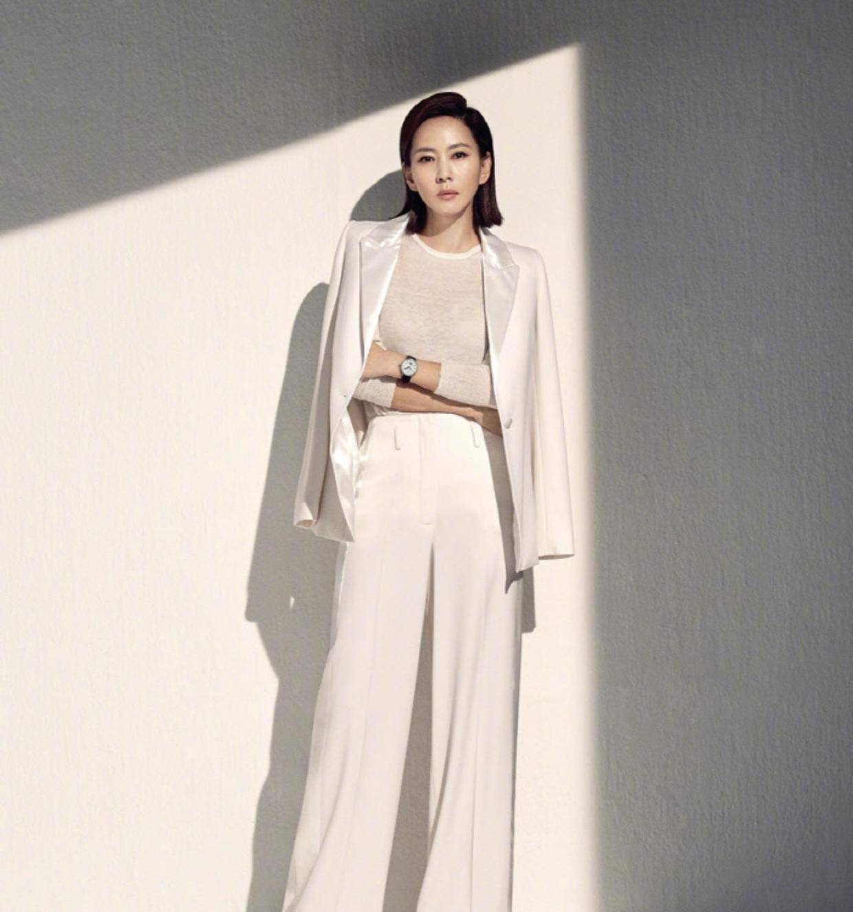 金南珠气质全开,波波头搭配红色西服套装,美得让人挪不开眼睛_西装