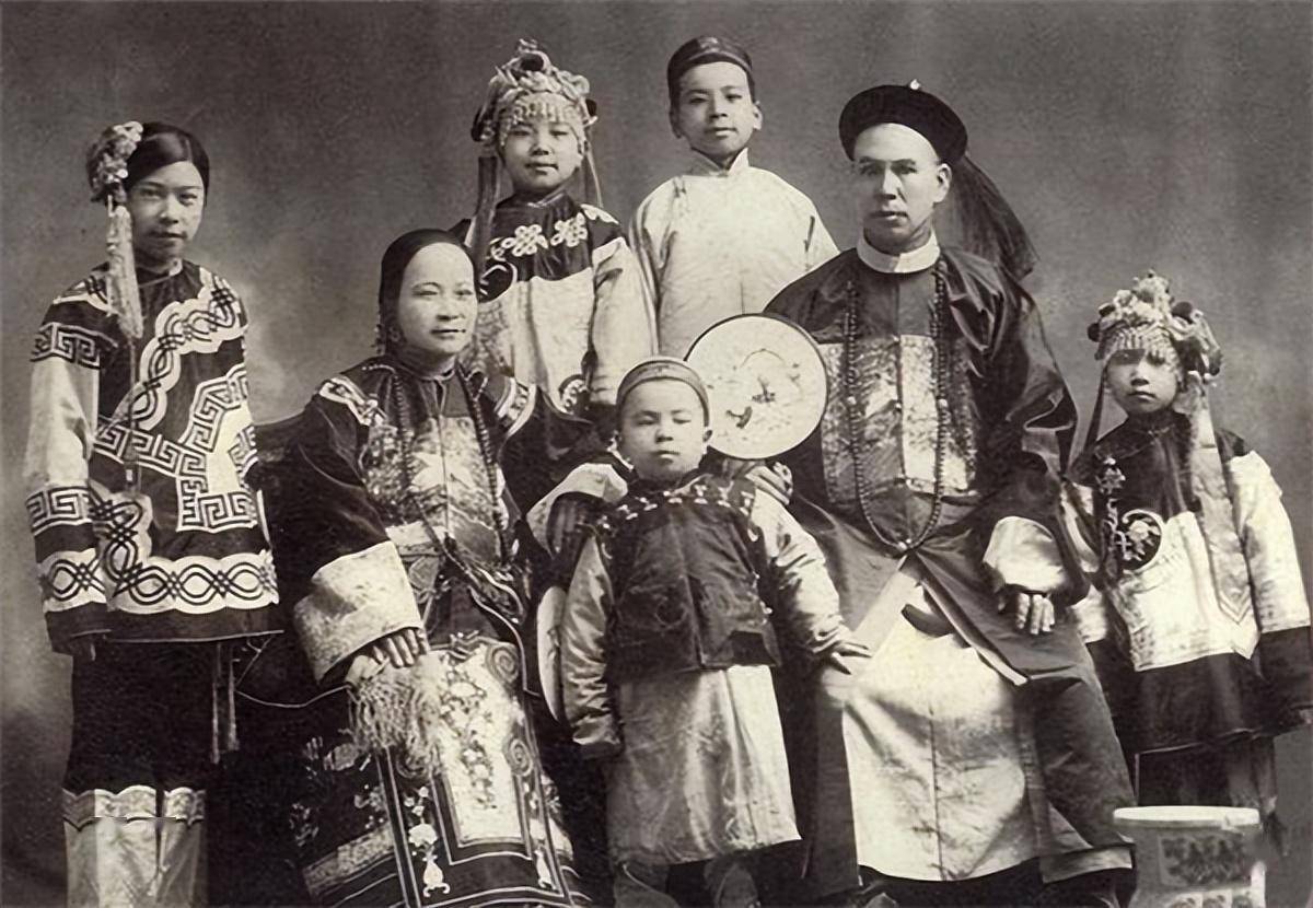 清末民初老照片:青楼女子容貌漂亮,地主携妻子和小妾