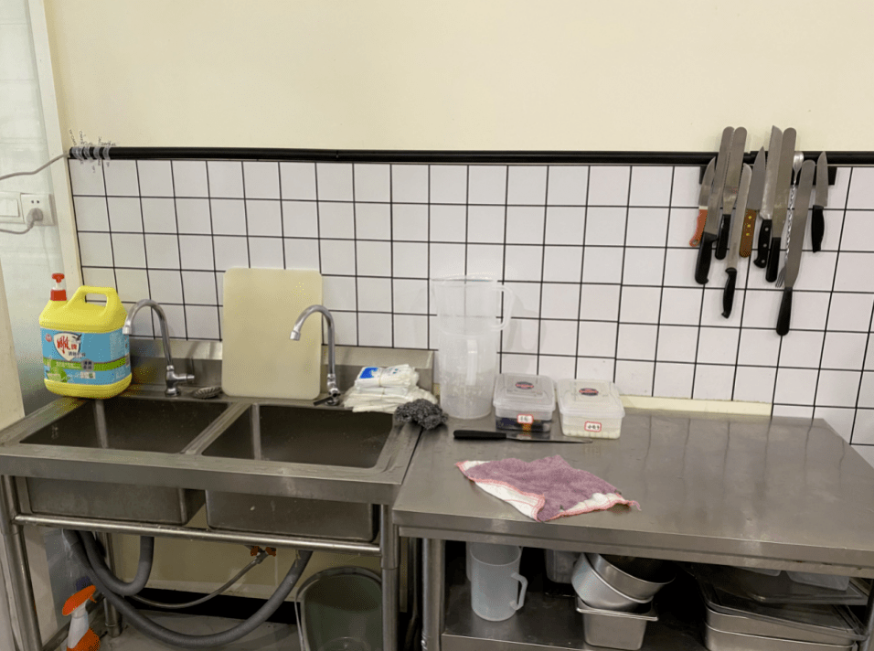 裱花间整体环境尚可冰箱内原料储存较规范后厨卫生整体尚可店内环境较