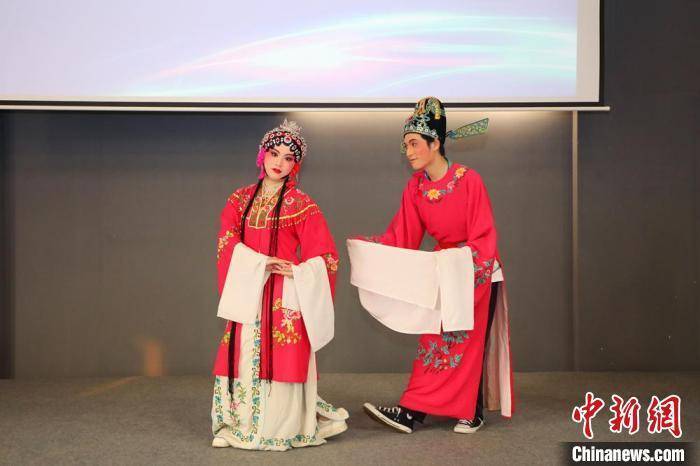 海外华裔大学生走进无锡严家桥 感受传统戏曲文化韵美
