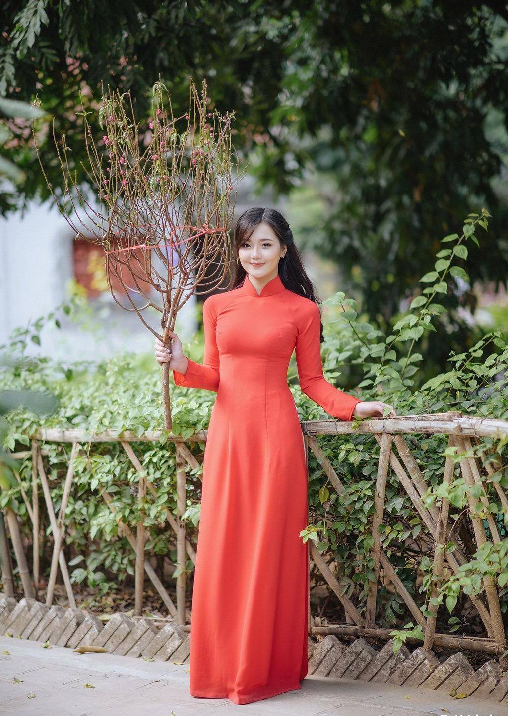 如果说穿白色奥黛的女人太温柔,那么换成红色就多了几分活泼_印象