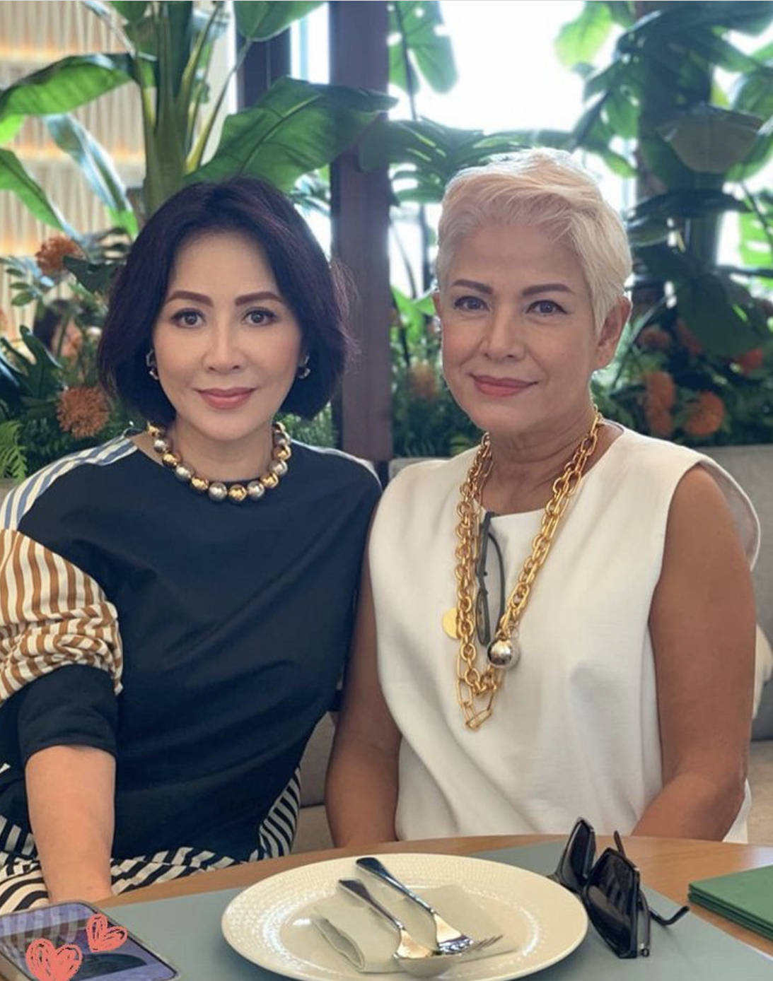 刘嘉玲与邓永锵家人聚会,张淑仪银发示人,两人同框气质难分伯仲_香港