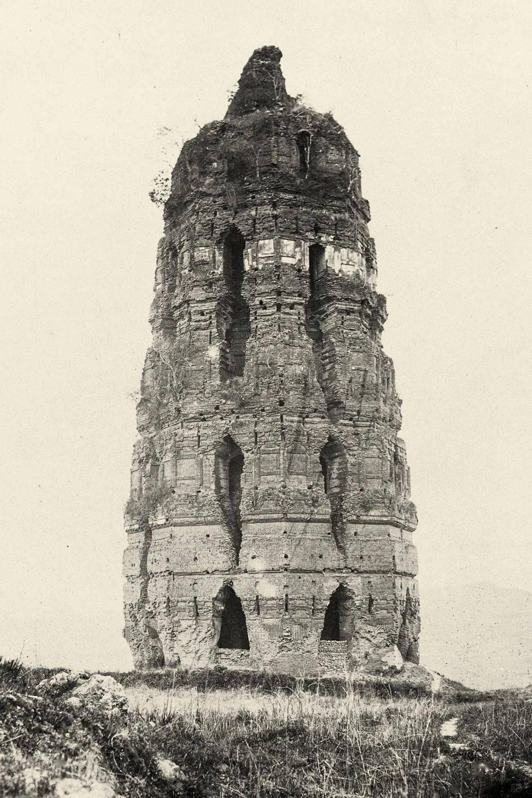 西湖北岸宝石山建有保俶塔;西湖西岸则有双峰插云,即南高峰和北高峰峰