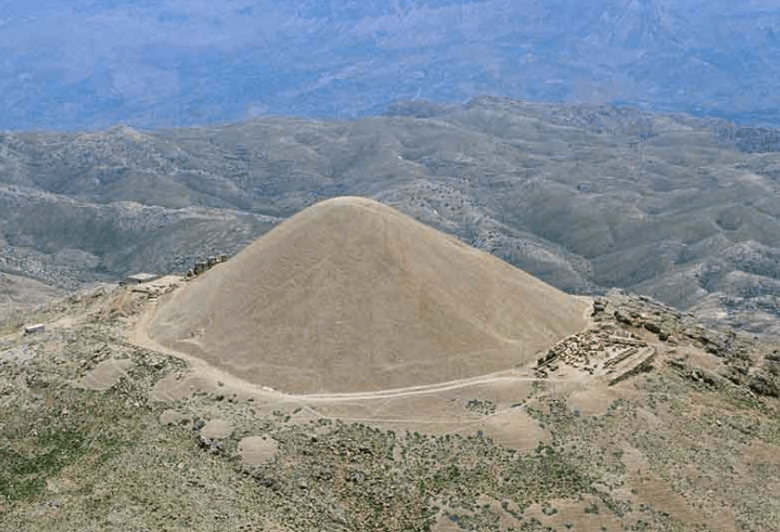 土耳其的内姆鲁特-达格山。土堆还是古矿？