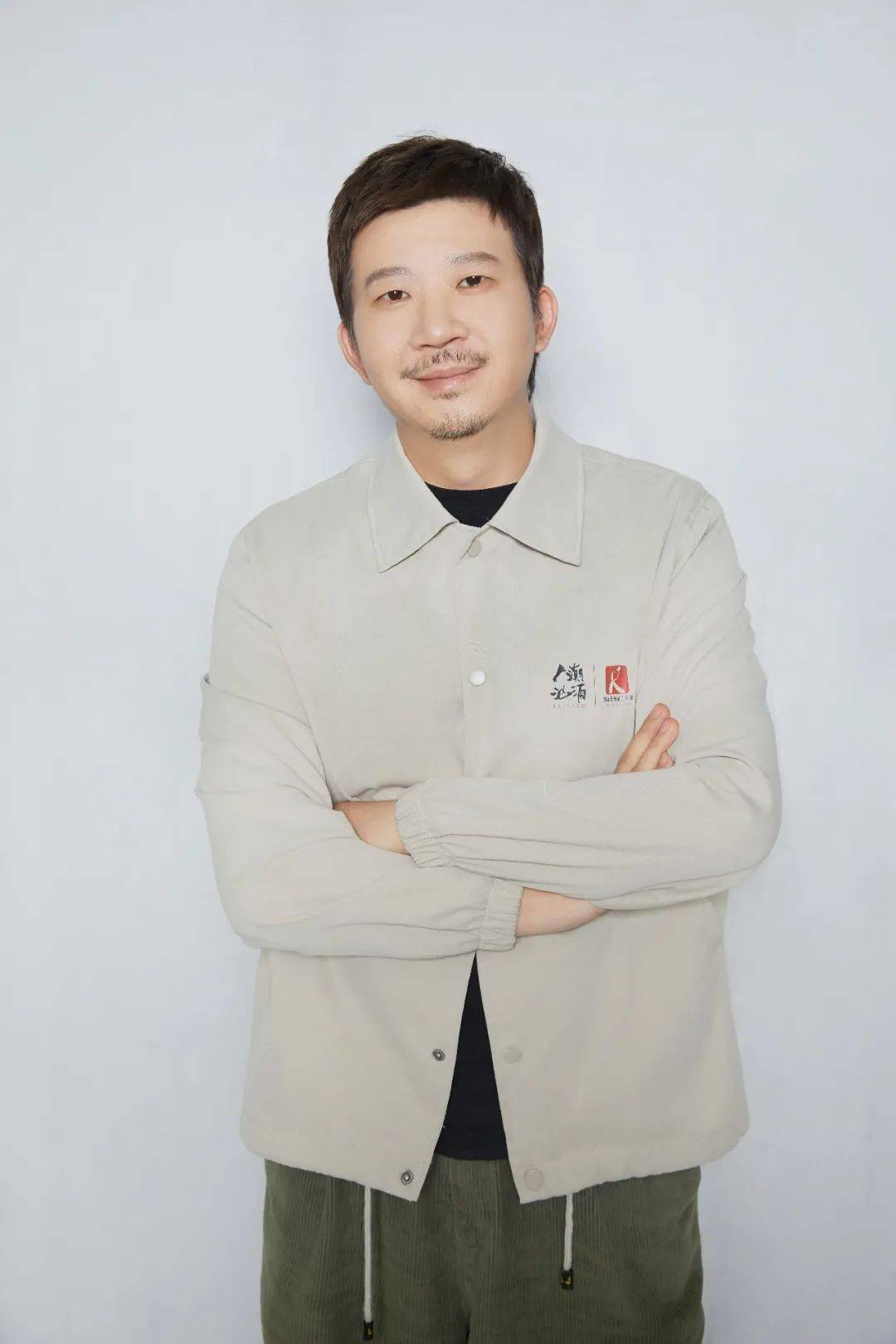 对,你没看错,他就是导演饶晓志.