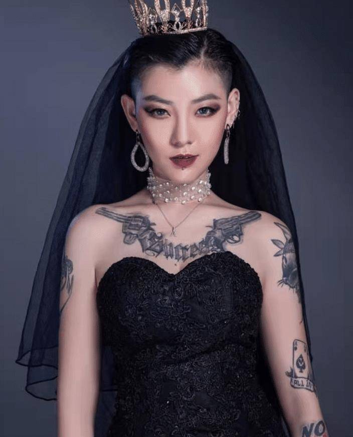 黑色却代表着至死不渝的爱,而他们也用这种特殊的方式,打破世俗的枷锁