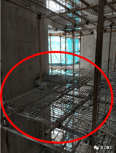 保险钢丝绳未张紧或绳卡数量,位置不达标;悬挑工字钢安装不规范,连墙