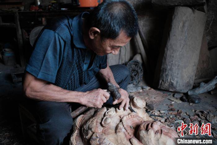 广西千年古镇神像木雕匠人：神态和形态是作品的“灵魂”